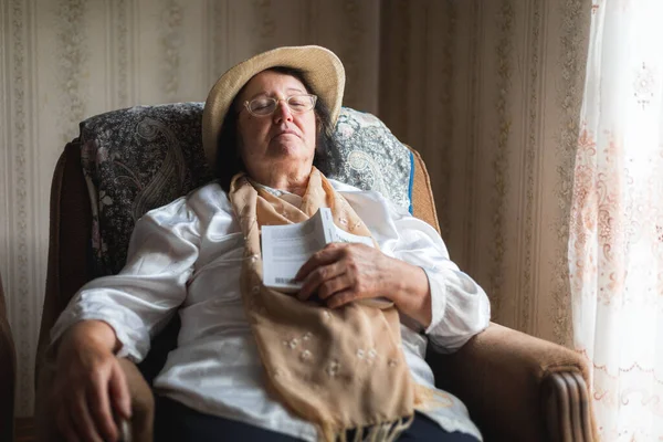 Starsza Kobieta Śpiąca Krześle Trzymająca Książkę — Zdjęcie stockowe