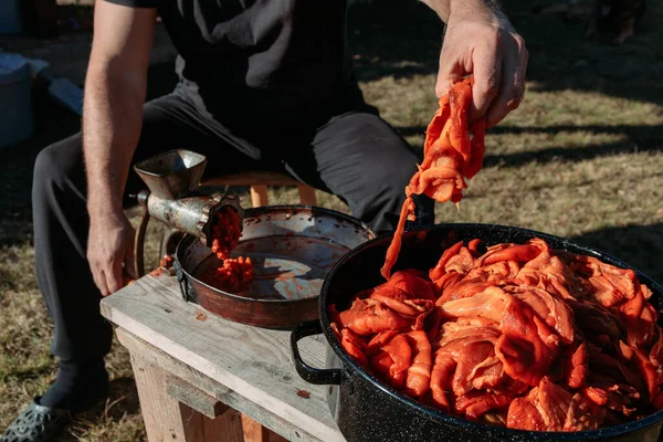 Mincing Geroosterde Rode Paprika Voor Bereiding Van Ajvar Traditionele Balkangerechten — Stockfoto