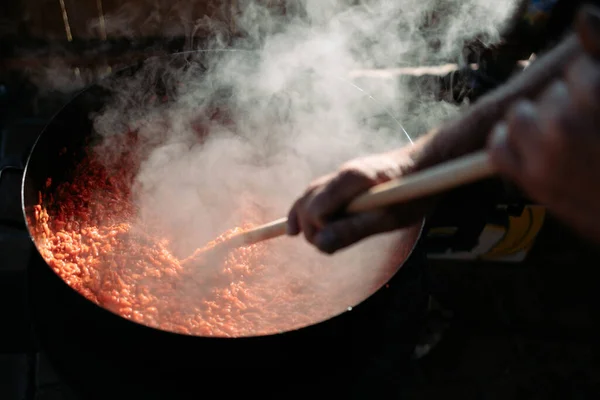 Męska Ręka Mieszająca Ajvar Wielkim Garnku Ajvar Tradycyjne Przygotowanie Posiłków — Zdjęcie stockowe