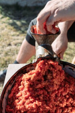 Kızarmış kırmızı biber kıyma, kırmızı biber, ayvar hazırlamak için. Geleneksel Balkan yemekleri