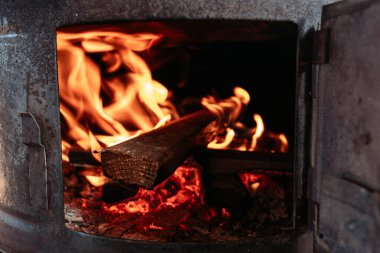 Yanan bir odun sobasının yakın çekimi.