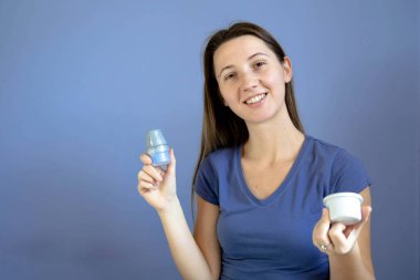 Parlak glikoz izleme yaması uygulayıcısı gösteren kız