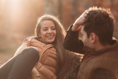 Aşık genç bir çift. Sevgililer Günü