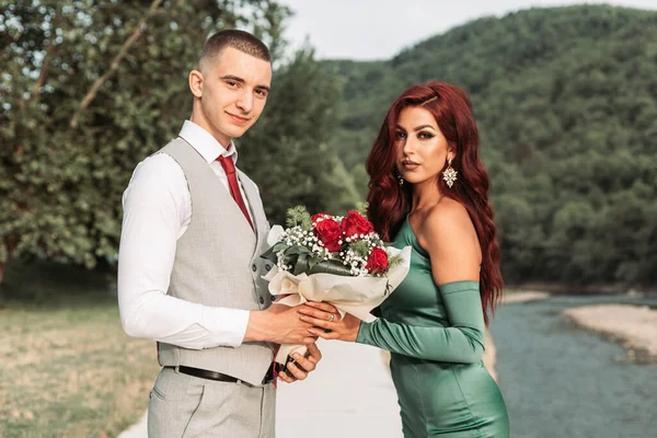 Young Prom Couple Boy Gives Bouquet His Prom Date — Stock Photo, Image