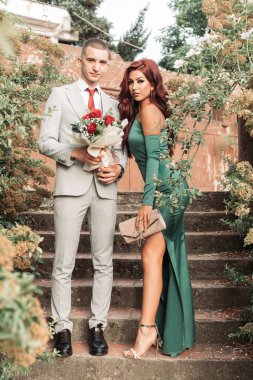 Genç çift balo için giyinmiş.