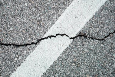 Gri beton yüzeyde çatlak var. Fren, bozuk kavram