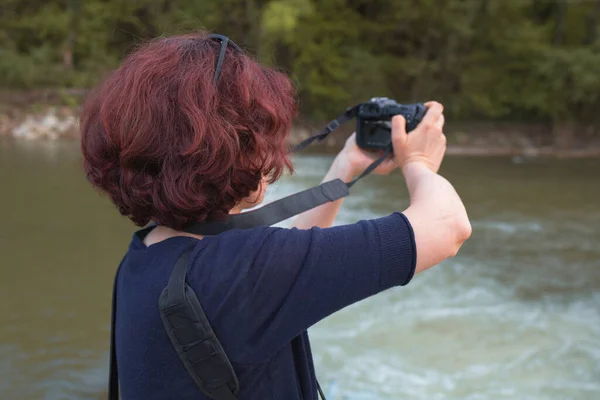 Fotógrafo Feminino Segurando Câmera Mirrorless Fazendo Fotos Livre — Fotografia de Stock