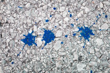 Yerde mavi renkli lekeler var. Arkaplan, boşluğu kopyala