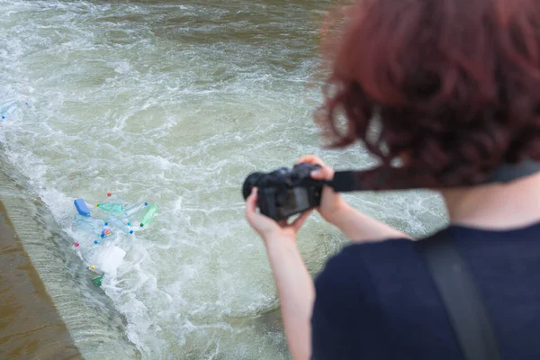 Fotografka Fotografująca Śmieci Rzece Plastikowe Butelki — Zdjęcie stockowe