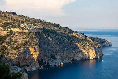 Yunanistan, Thassos Adası 'ndaki Başmelek Michael Manastırı' nın uzaktan görünüşü