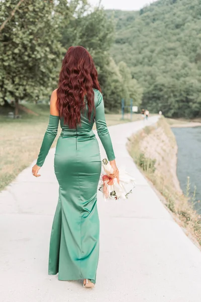 年轻的红头发姑娘穿着漂亮的绿色丝绸衣服 准备参加舞会 后视镜 — 图库照片