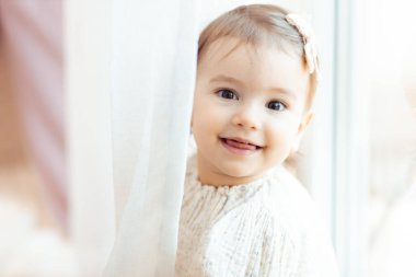 Gülümseyen küçük bir kızın yakın plan portresi.