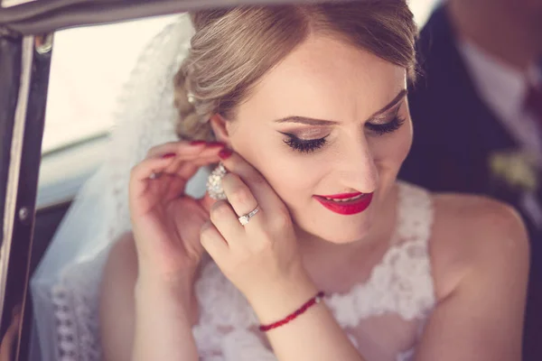Close Ritratto Una Giovane Sposa Bionda Fissaggio Earing — Foto Stock