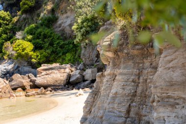Yunanistan, Thasos 'taki Rocky sahil şeridi. Arkaplan, boşluğu kopyala