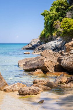 Yunanistan, Thasos 'taki Rocky sahil şeridi. Arkaplan, boşluğu kopyala