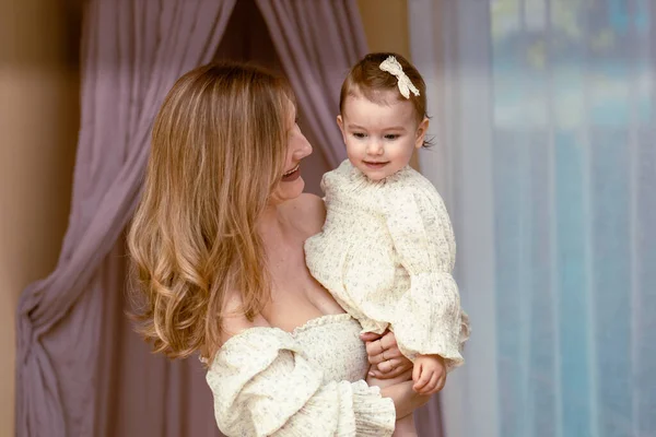 Giovane Bionda Elegante Madre Che Tiene Sua Bambina — Foto Stock