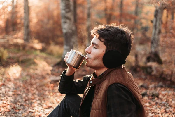 Młody Człowiek Pijący Gorącą Herbatę Kubka Koncepcja Turystyki Pieszej — Zdjęcie stockowe
