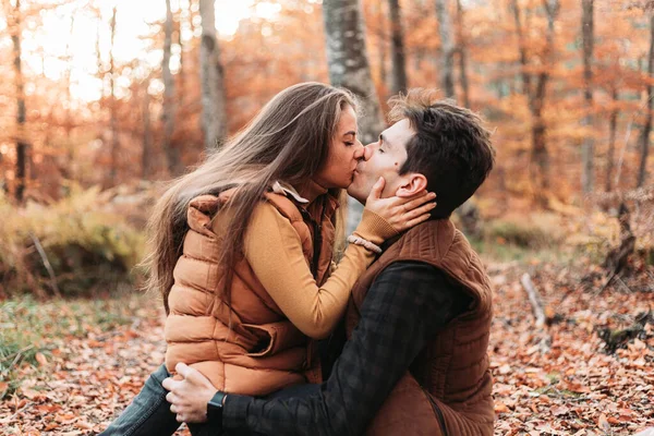 Junges Paar Mit Liebevoller Zeit Wald Küssen — Stockfoto