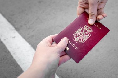 Pansiyoner için Sırbistan 'a ulusal pasaport vermek. Yüz yok, eller yok.