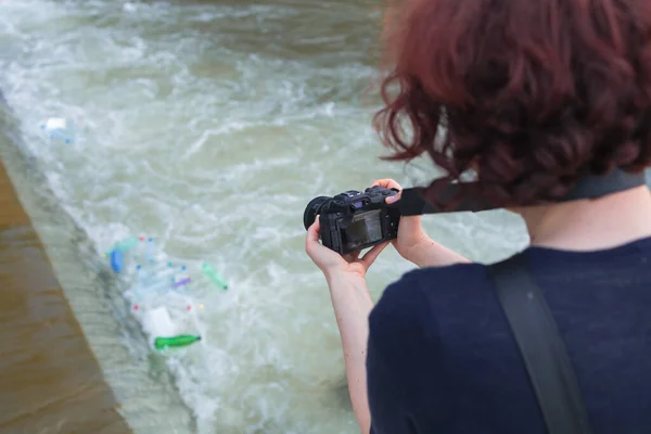Fotografka Fotografująca Śmieci Rzece Plastikowe Butelki — Zdjęcie stockowe