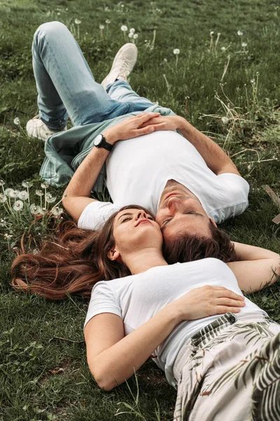 Junges Romantisches Paar Liegt Gras Genießt Entspannt — Stockfoto