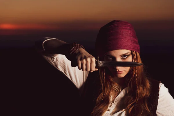 Retrato Aire Libre Una Joven Mujer Traje Pirata Sosteniendo Cuchillo — Foto de Stock