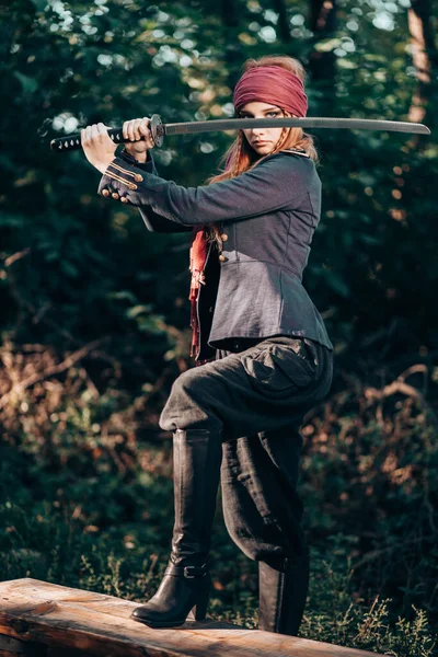 Portrait Extérieur Jeune Femme Costume Pirate Avec Une Épée — Photo