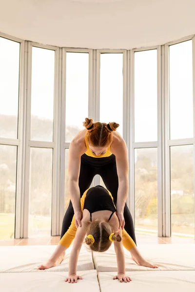 Молодая Мама Учит Свою Дочь Правильно Делать Упражнения — стоковое фото