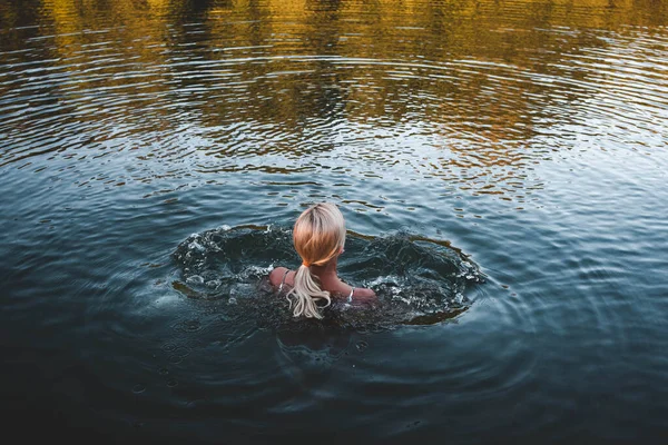 Fit Blondynka Kobieta Stoi Wodzie Rzeki Przed Wejściem Pływania — Zdjęcie stockowe