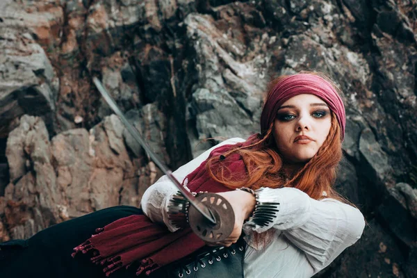 Außenporträt Einer Jungen Frau Piratenkostüm Mit Schwert lizenzfreie Stockfotos