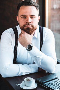 Kendine güvenen genç bir iş adamının portresi.