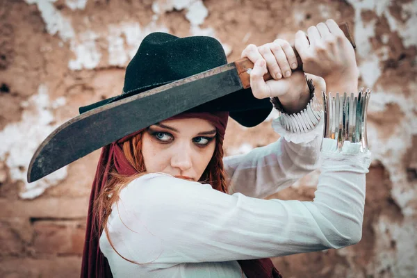Retrato Livre Jovem Fêmea Traje Pirata Com Facão Fotos De Bancos De Imagens
