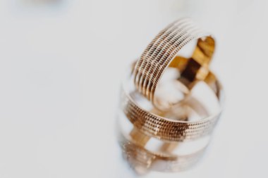 İki izole altın alyans. Boşluğu kopyala