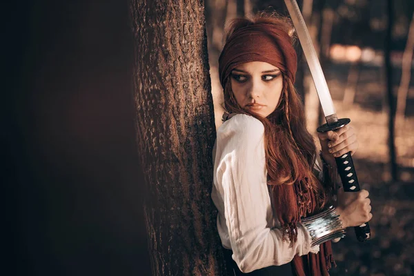 Retrato Livre Jovem Fêmea Traje Pirata Com Uma Espada Apoiada Imagens De Bancos De Imagens Sem Royalties