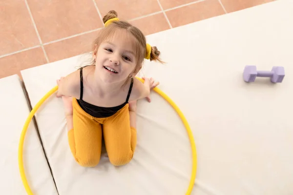Kleines Blondes Mädchen Mit Zopf Spielt Mit Hula Hoop Reifen Stockfoto