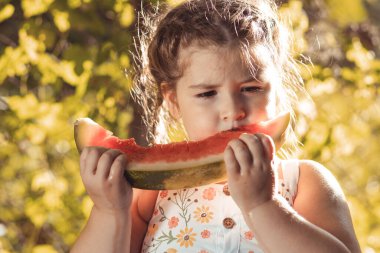 sevimli küçük kız açık havada karpuz yeme