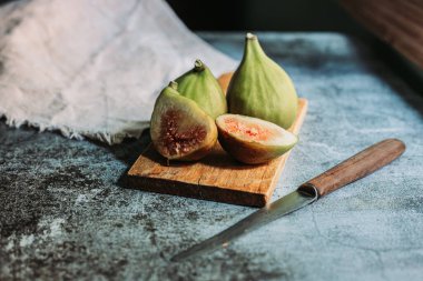 Mutfak masasındaki tahta tahtada taze incir. Boşluğu kopyala