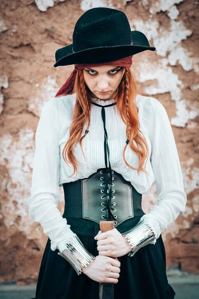 Venkovní Portrét Mladé Ženy Pirátském Kostýmu Mačetou — Stock fotografie