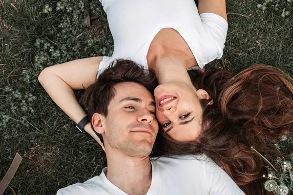 Draufsicht Auf Ein Junges Romantisches Paar Das Gras Liegt Stockfoto