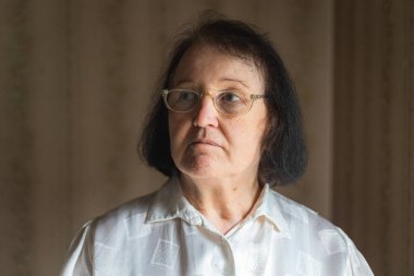 Gözlüklü yaşlı bir kadının portresi. Görüş sorunları