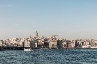 İstanbul Türkiye, Kasım 2023 - Uzaktaki Galata kulesi ile İstanbul 'un panoramik manzarası