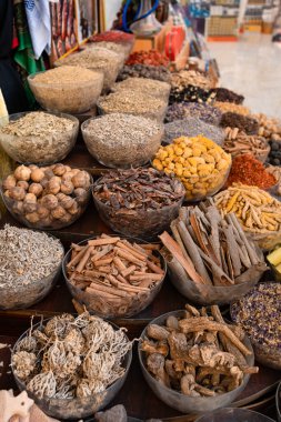 Dubai baharat pazarında çeşitli baharatlar var.