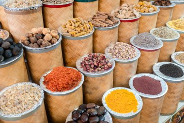 Dubai baharat pazarında çeşitli baharatlar var.
