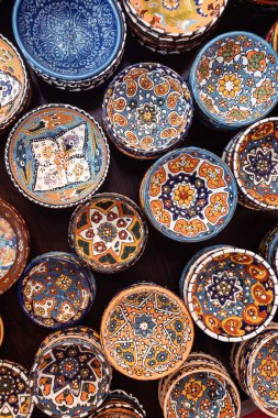 Dubai pazarının çeşitli folklor tarzlı çömlekleri.