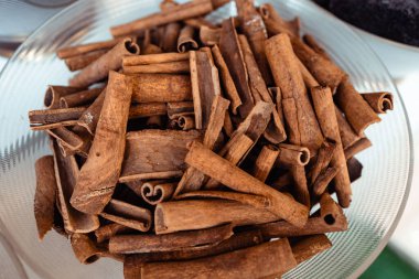 Dubai pazarında tarçın baharatlı kase.