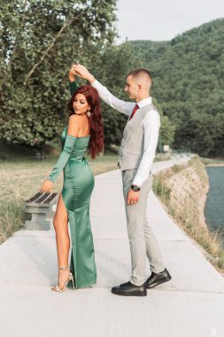 Genç çift balo için giyinmiş, dans ediyor, dönüyor..