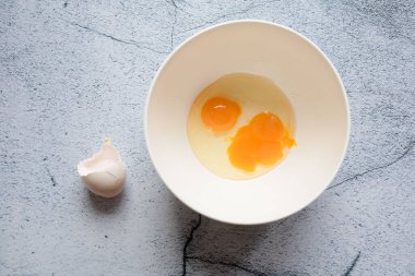 Kasenin içinde iki yumurta sarısı var.