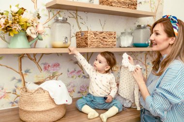 Anne, doldurulmuş köpekbalığı oyuncağını kızına gösteriyor. Anneler Günü