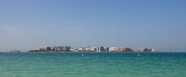 Dubai 'deki sahil manzarası. Uzaktaki modern binalar. Geniş biçim, pankart