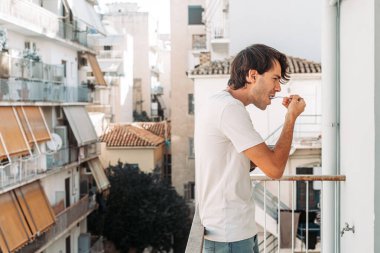 Atina 'daki terasta mısır gevreği yiyen genç adam